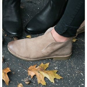 EUC Dolce Vita Suede Booties